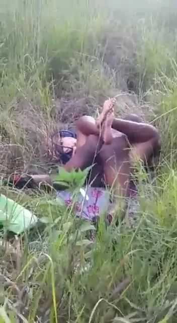 Another Zim man caught caught Fucking Married Woman in the Bushes Video