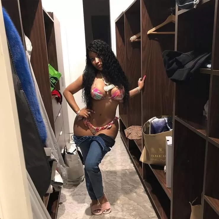 Nicki Minaj Undressing