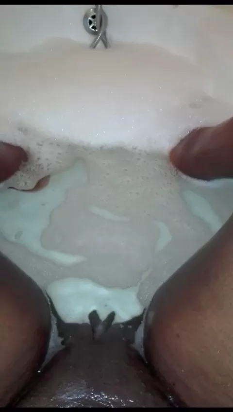 Watch The Kenyan Clit Swimming in Water XXX Video Here